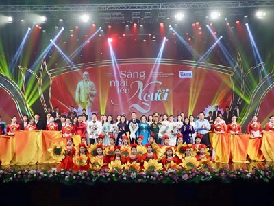 Sâu lắng và hào hùng đêm nghệ thuật đặc biệt “Sáng mãi tên Người”
