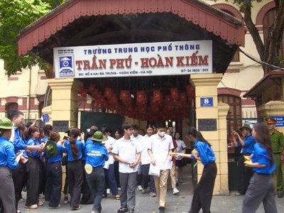 Ghi nhận môn thi Ngữ văn lớp 10 tại điểm thi THPT Trần Phú