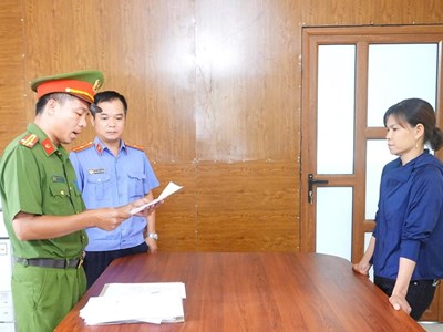 Khởi tố người phụ nữ dùng vòi xịt gây thương tích người bán rau tại Phú Thọ