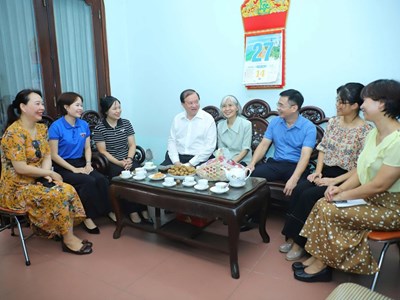 Lãnh đạo Bộ VHTTDL thăm và tri ân gia đình liệt sĩ 