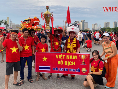 SVĐ Mỹ Đình phủ kín sắc đỏ, chờ tuyển Việt Nam đấu Thái Lan