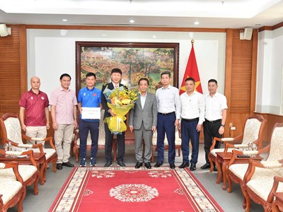 Thủ tướng Lê Minh Hưng tặng quà và chúc mừng ĐT Việt Nam giành chức vô địch ASEAN Hyundai Cup 2026