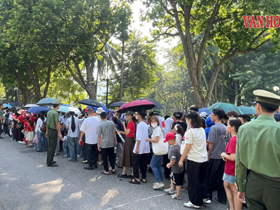 Xúc động hình ảnh hàng vạn người dân kiên nhẫn xếp hàng vào Lăng viếng Bác ngày 2.9