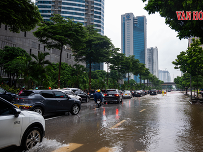 Hà Nội ngập sâu sau trận mưa lớn, lực lượng chức năng túc trực ứng phó