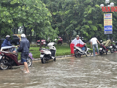 Ngập sâu khiến hàng loạt xe máy chết máy, các điểm sửa xe quá tải
