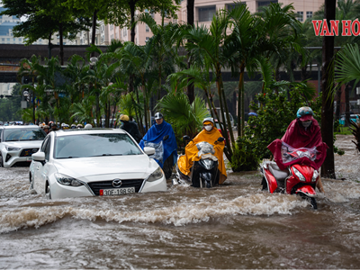 Hà Nội: Mưa lớn gây ngập nhiều tuyến phố, các trạm bơm vận hành hết công suất
