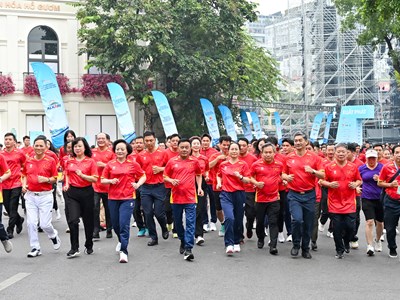 Hơn 12.000 người hòa bước chạy tại hồ Hoàn Kiếm
