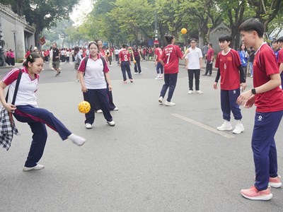 Tuyển cầu mây nữ Việt Nam giao lưu với du khách tại phố đi bộ hồ Hoàn Kiếm