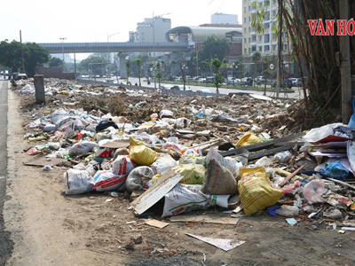  Rác thải tồn đọng tại khu vực giải tỏa Đê La Thành