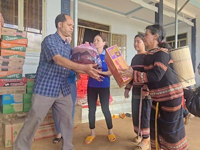 Triệu triệu tấm lòng hướng về miền Trung