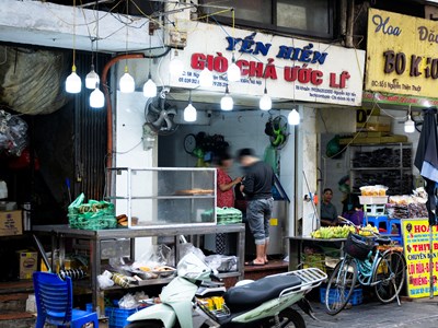 Kỳ lạ, bị phát hiện 300 tấn giò chả “ngậm” hàn the, cửa hàng vẫn mở bán tấp nập