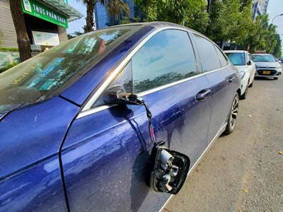 Loạt ô tô bị bẻ gương, cần gạt mưa khiến người dân bất an