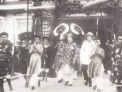 Hoàng đế cuối cùng của Việt Nam ra Tuyên cáo thoái vị (1945)