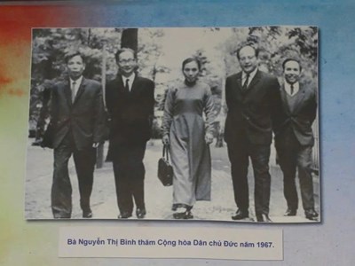 Câu chuyện Áo dài phụ nữ Việt Nam đi qua khói lửa chiến tranh