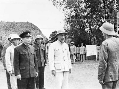 Tổ chức triển lãm “Hồ Chí Minh đẹp nhất tên Người” tại Nghệ An