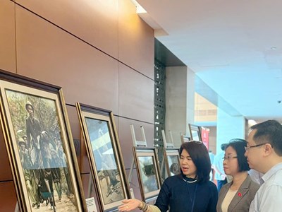 “Hồ Chí Minh - Chân dung một con người” qua nét vẽ của họa sĩ Việt Kiều