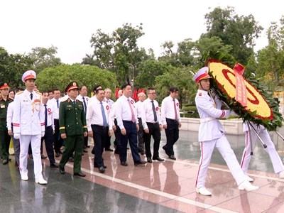 Hơn 100 nhà báo tiêu biểu báo công dâng Bác