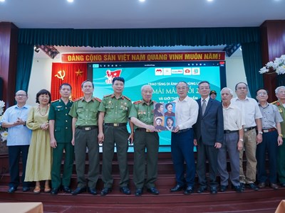 Trao tặng di ảnh Anh hùng - Liệt sĩ Võ Thị Sáu cho Bảo tàng Phụ nữ Việt Nam