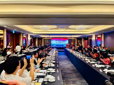  Đạo diễn bom tấn “Bỗng dưng trúng số” hợp tác với Việt Nam sản xuất phim “Sài Gòn Oppa“