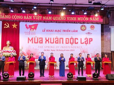 Triển lãm tranh sơn mài khổ lớn Mùa xuân độc lập