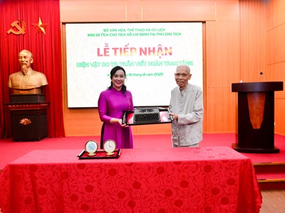 Người cận vệ của Bác Hồ tặng hai hiện vật quý cho Khu Di tích Chủ tịch Hồ Chí Minh tại Phủ Chủ tịch