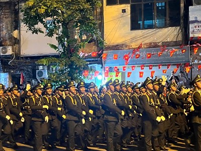 Phố phường ngân vang nhịp bước hào hùng