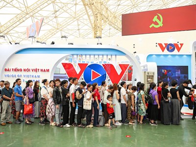 Du khách háo hức trải nghiệm “Thanh âm lịch sử” tại Triển lãm Thành tựu đất nước