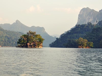 Giữ “viên ngọc xanh Hồ Ba Bể” trước tăng trưởng “nóng” về du lịch