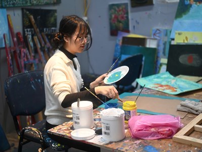 Triển lãm “Gò má em – Mảnh khói tàn”- Tiếng nói nghệ thuật của thế hệ trẻ về áp lực thành tích