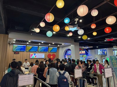 Khán giả xếp hàng nhận vé miễn phí tại Tuần phim chào mừng LHP Việt Nam lần thứ XXIV