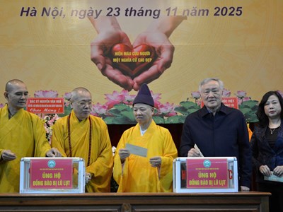 Hàng ngàn tăng ni, phật tử tham gia hiến máu và hướng về đồng bào chịu thiên tai