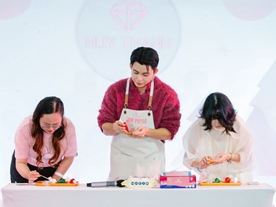 Jun Phạm cùng người hâm mộ tổ chức Noel gây quỹ cho chương trình mổ tim miễn phí