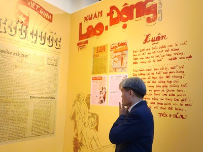 Khai mạc trưng bày “Mùa xuân - Khởi nguồn thắng lợi“