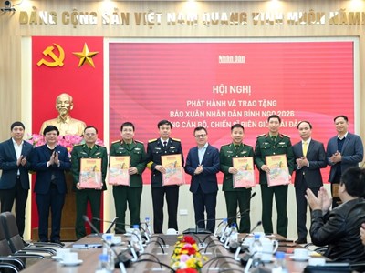 Báo Nhân Dân trao tặng 40.000 tờ báo Xuân cho cán bộ, chiến sĩ biên giới, hải đảo