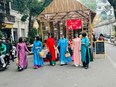 Chưa khai mạc nhưng Chợ hoa Xuân Phố cổ 2026 đã tấp nập du khách