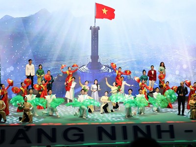 “Trước biển lớn” - Đêm thơ Nguyên tiêu lan tỏa khát vọng vươn xa