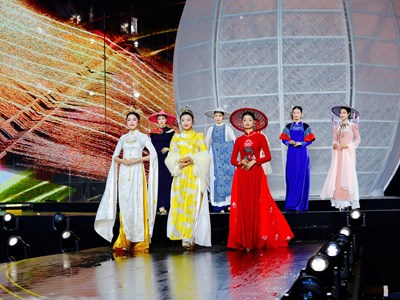 Độc đáo bộ sưu tập áo dài được làm từ hàng nghìn sợi tơ sen 