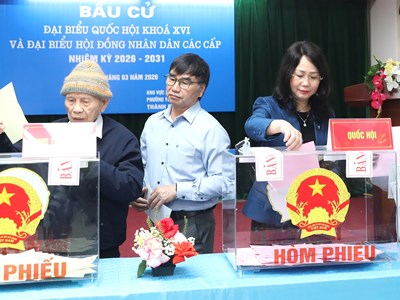 Cử tri trăm tuổi và thế hệ trẻ cùng gửi gắm niềm tin qua lá phiếu