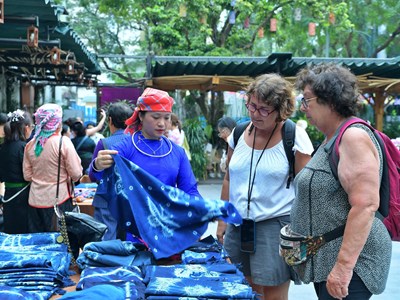 “Gieo xanh nơi đỉnh mây” - vai trò không thể thay thế của phụ nữ dân tộc thiểu số trong bảo tồn di sản