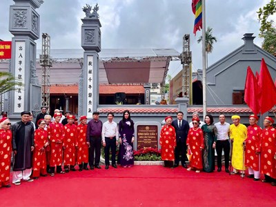 Gắn biển khánh thành công trình tu bổ đình Bắc Cầu 1