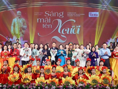 Sâu lắng chương trình nghệ thuật chính luận đặc biệt “Sáng mãi tên Người”