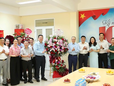 Thứ trưởng Phan Tâm thăm, chúc mừng Báo Văn Hoá nhân dịp 21.6