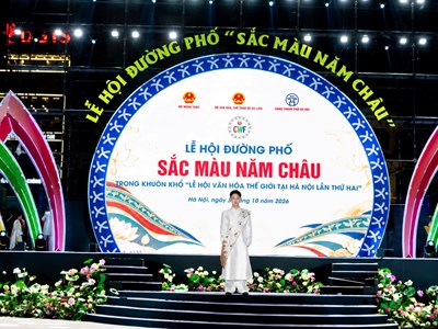 Mẫu nam Lê Tiến Đạt tỏa sáng cùng bộ sưu tập đậm bản sắc Việt