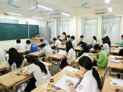 Hơn 400 thí sinh vắng mặt, 2 thí sinh vi phạm quy chế thi