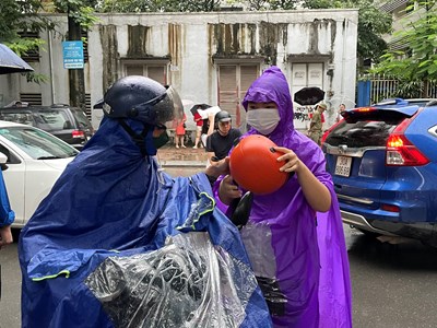 Thí sinh đội mưa đến thi môn cuối cùng