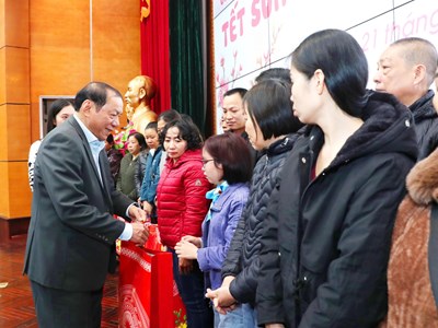 Tặng quà cho đoàn viên, người lao động có hoàn cảnh khó khăn