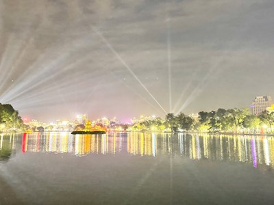 Hồ Gươm lung linh trước giờ Giao thừa