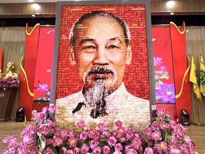 Bức chân dung Bác Hồ ghép từ hàng vạn đoá sen