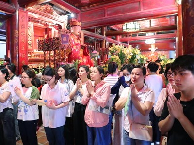 Hàng ngàn sĩ tử đổ về Văn Miếu – Quốc Tử Giám cầu may