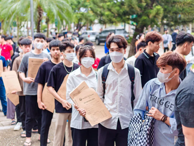 Tân sinh viên rộn ràng bước vào cánh cửa đại học